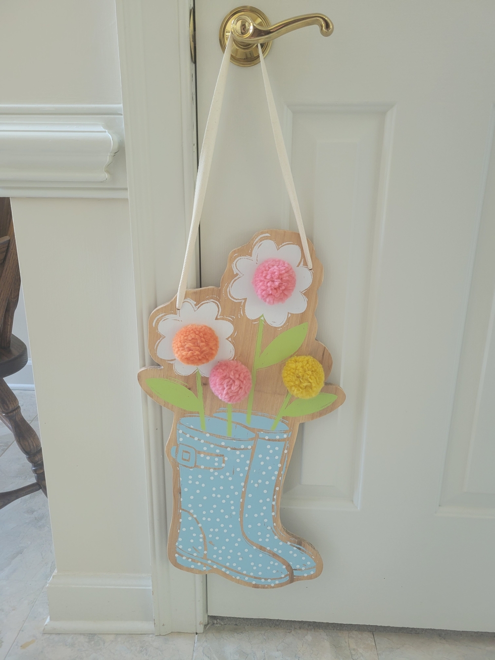 NWT Demdaco Spring Rain Boots Floral Blue 22×12 Neutral Wood Grain Door Hanger.